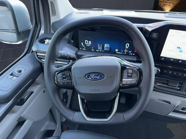 FORD Tourneo Custom Bus 320 L1 2.0 EcoBlue 136 PS Titanium AUTOMAT