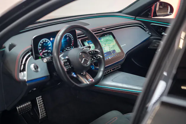MERCEDES-BENZ E 53 Hybrid AMG 4matic+ / Beleuchteter Kühlergrill / Panorama / Burmester