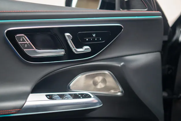 MERCEDES-BENZ E 53 Hybrid AMG 4matic+ / Beleuchteter Kühlergrill / Panorama / Burmester