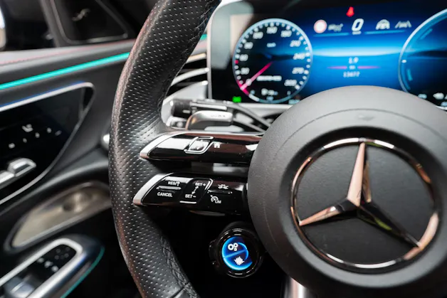 MERCEDES-BENZ E 53 Hybrid AMG 4matic+ / Beleuchteter Kühlergrill / Panorama / Burmester