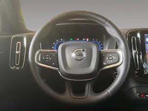 VOLVO XC40 B3 Benzin Mild Hybrid Plus Dark DCT