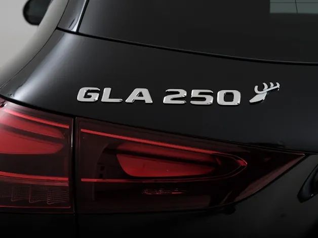 MERCEDES-BENZ GLA 250 Swiss Star AMG Line 4matic H247