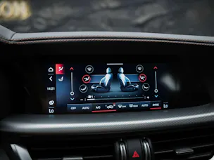 ALFA ROMEO Stelvio 2.0 Intensa Q4 AT8 *SOFORT Verfügbar*Werksgarantie*Panorama*Harman/Kardon*