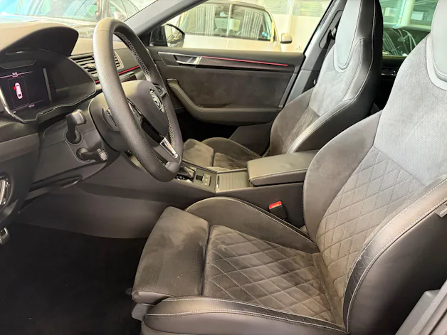 SKODA Superb Combi 2.0 TDi SportLine 4x4 DSG | CH | AHK |