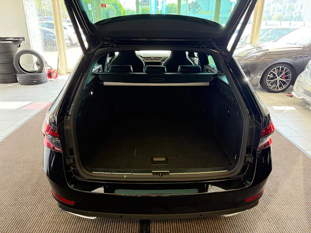 SKODA Superb Combi 2.0 TDi SportLine 4x4 DSG | CH | AHK |