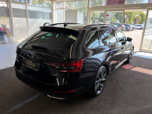 SKODA Superb Combi 2.0 TDi SportLine 4x4 DSG | CH | AHK |