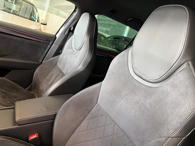 SKODA Superb Combi 2.0 TDi SportLine 4x4 DSG | CH | AHK |