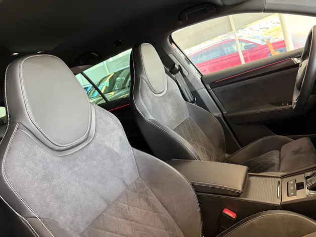 SKODA Superb Combi 2.0 TDi SportLine 4x4 DSG | CH | AHK |