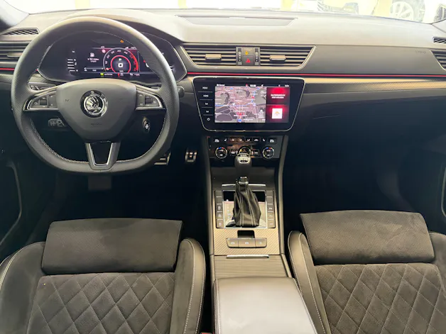 SKODA Superb Combi 2.0 TDi SportLine 4x4 DSG | CH | AHK |