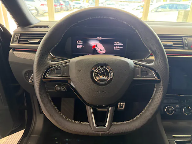 SKODA Superb Combi 2.0 TDi SportLine 4x4 DSG | CH | AHK |