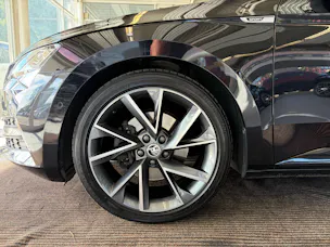 SKODA Superb Combi 2.0 TDi SportLine 4x4 DSG | CH | AHK |