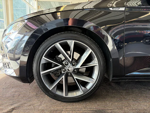 SKODA Superb Combi 2.0 TDi SportLine 4x4 DSG | CH | AHK |