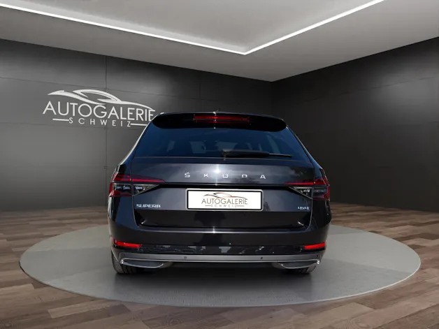 SKODA Superb Combi 2.0 TDi SportLine 4x4 DSG | CH | AHK |