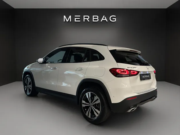 MERCEDES-BENZ GLA 200 Progressive