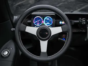 Micro Microlino Competizione 10.5 kWh Medium Range *SOFORT Verfügbar*Werksgarantie*London Grün Matt*