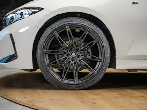 BMW 320i xDrive Steptronic M Sport *Facelift*20" Felgen*Werksgarantie*Head-Up*Assistenten*