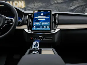 VOLVO XC90 T8 eAWD PluginHybrid Plus Bright Geartronic *7 Sitzer*Facelift*Panorama*Lenkradheizung*Harman/Kardon*