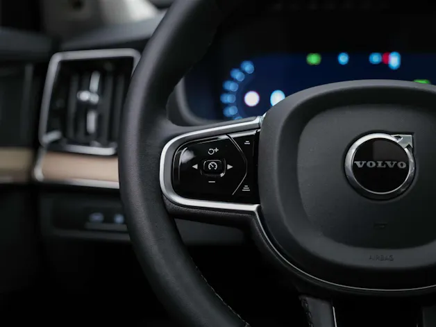VOLVO XC90 T8 eAWD PluginHybrid Plus Bright Geartronic *7 Sitzer*Facelift*Panorama*Lenkradheizung*Harman/Kardon*