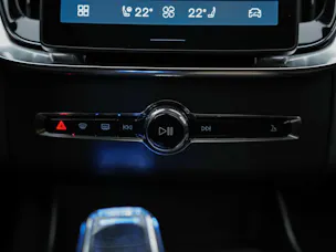 VOLVO XC90 T8 eAWD PluginHybrid Plus Bright Geartronic *7 Sitzer*Facelift*Panorama*Lenkradheizung*Harman/Kardon*