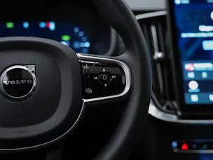 VOLVO XC90 T8 eAWD PluginHybrid Plus Bright Geartronic *7 Sitzer*Facelift*Panorama*Lenkradheizung*Harman/Kardon*
