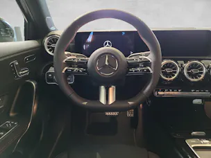 MERCEDES-BENZ A 250 AMG Line 4M W177