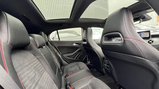 MERCEDES-BENZ GLA 250 AMG LINE NIGHT 4MATIC 7G-DCT l 211 PS