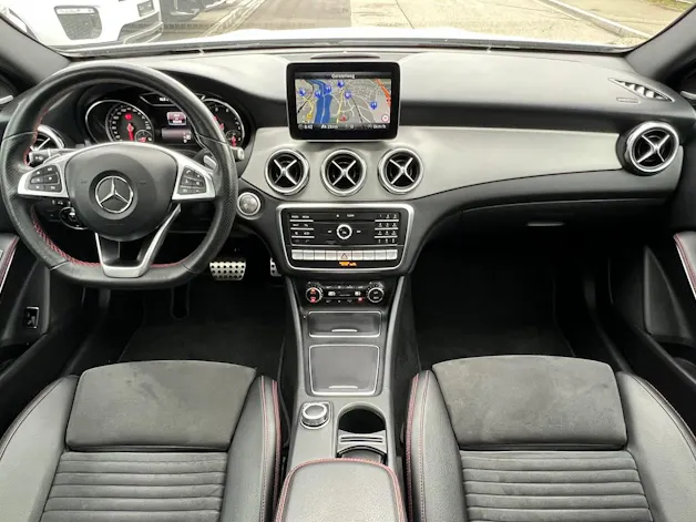 MERCEDES-BENZ GLA 250 AMG LINE NIGHT 4MATIC 7G-DCT l 211 PS