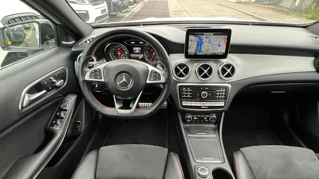 MERCEDES-BENZ GLA 250 AMG LINE NIGHT 4MATIC 7G-DCT l 211 PS