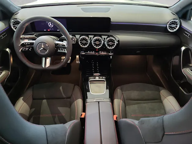 MERCEDES-BENZ A 250 AMG Line 4M W177