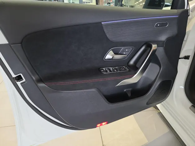 MERCEDES-BENZ A 250 AMG Line 4M W177
