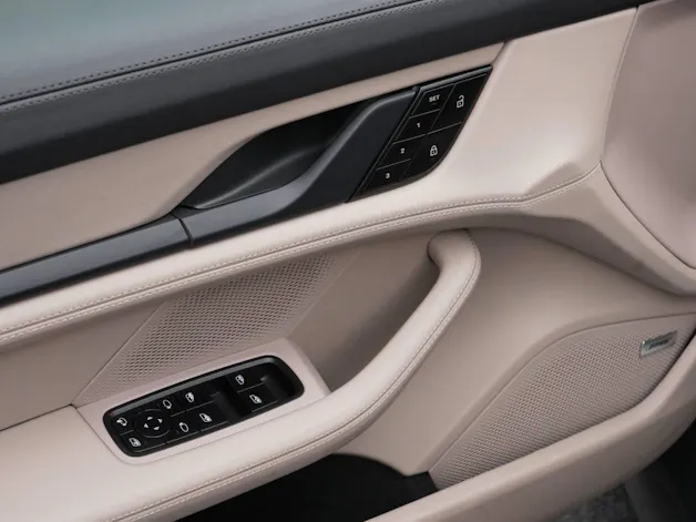 PORSCHE Taycan 4S