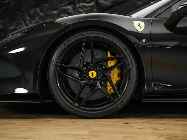 FERRARI F8 Tributo *Schalensitze*Keramik*Carbon*