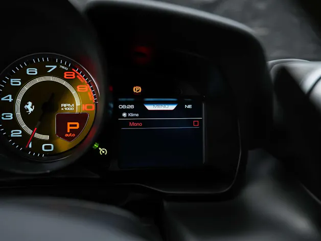 FERRARI F8 Tributo *Schalensitze*Keramik*Carbon*
