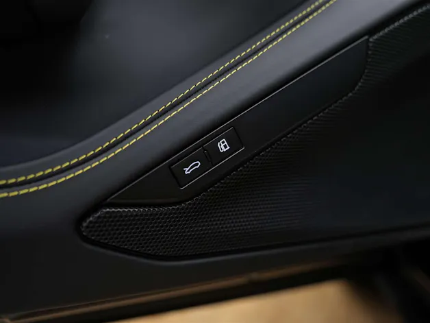 FERRARI F8 Tributo *Schalensitze*Keramik*Carbon*
