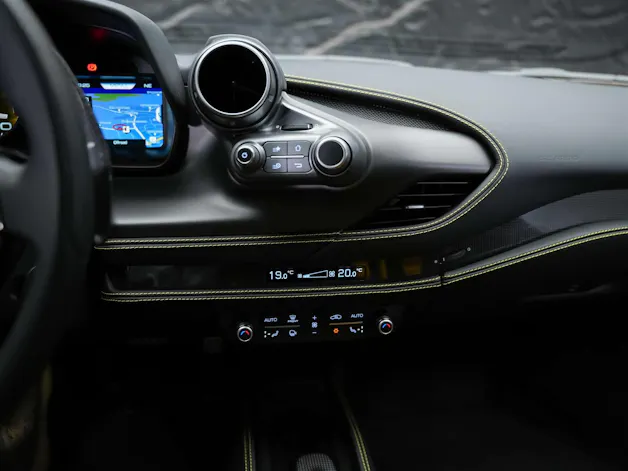 FERRARI F8 Tributo *Schalensitze*Keramik*Carbon*