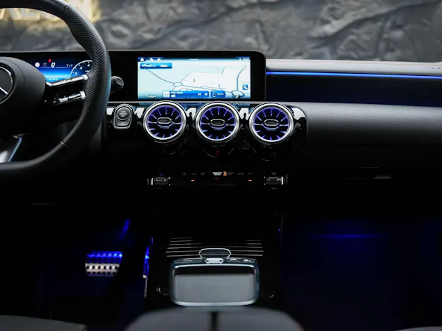 MERCEDES-BENZ CLA 200 AMG Line 7G-DCT *Werksgarantie*Lenkradheizung*Ambientebeleuchtung*