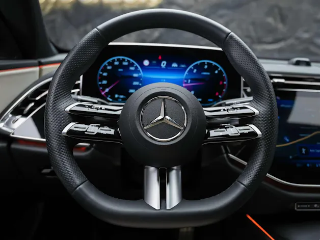 MERCEDES-BENZ E 220 d 4Matic 9G-Tronic *21" Felgen*Superscreen*Panorama*