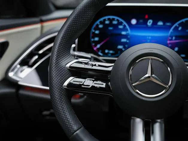 MERCEDES-BENZ E 220 d 4Matic 9G-Tronic *21" Felgen*Superscreen*Panorama*