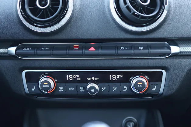 AUDI A3 Sportback 2.0 T FSI Design Quattro S-Tronic * LEDERSITZE * ELEKTRISCHE SITZE * LENKRADHEIZUNG *