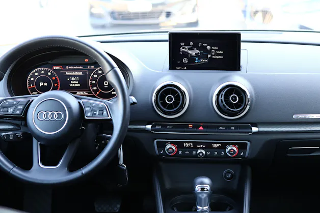 AUDI A3 Sportback 2.0 T FSI Design Quattro S-Tronic * LEDERSITZE * ELEKTRISCHE SITZE * LENKRADHEIZUNG *