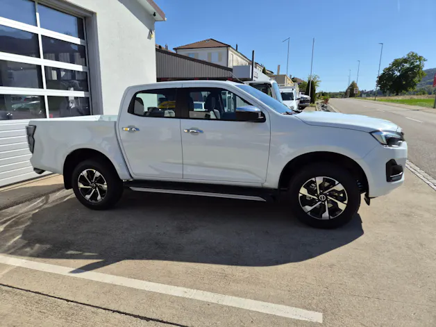 ISUZU 2.2Di AT Crew Prestige