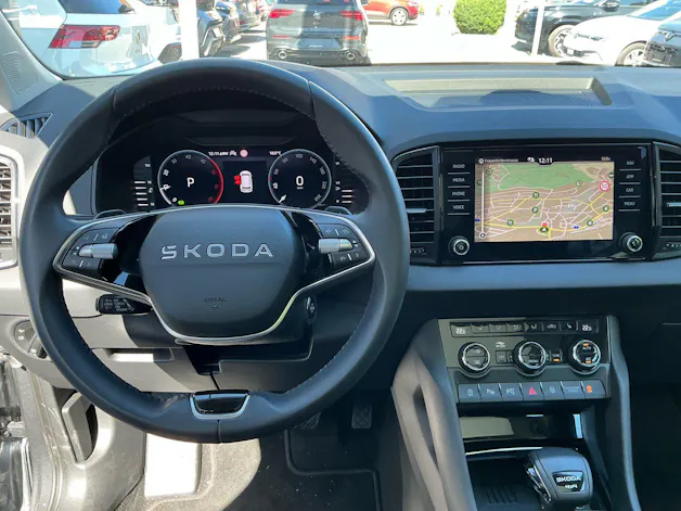 SKODA Karoq Tour 4x4 ***360° KAMERA UND PANORAMADACH ***