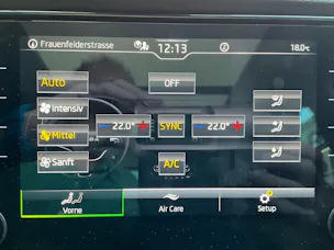 SKODA Karoq Tour 4x4 ***360° KAMERA UND PANORAMADACH ***