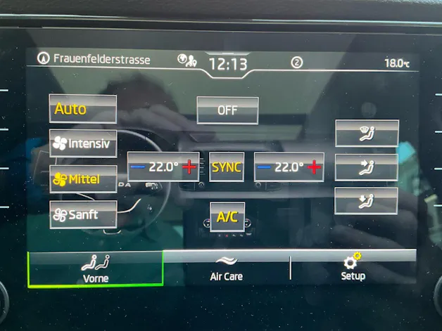 SKODA Karoq Tour 4x4 ***360° KAMERA UND PANORAMADACH ***