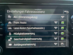 SKODA Karoq Tour 4x4 ***360° KAMERA UND PANORAMADACH ***
