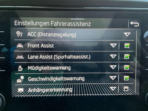 SKODA Karoq Tour 4x4 ***360° KAMERA UND PANORAMADACH ***