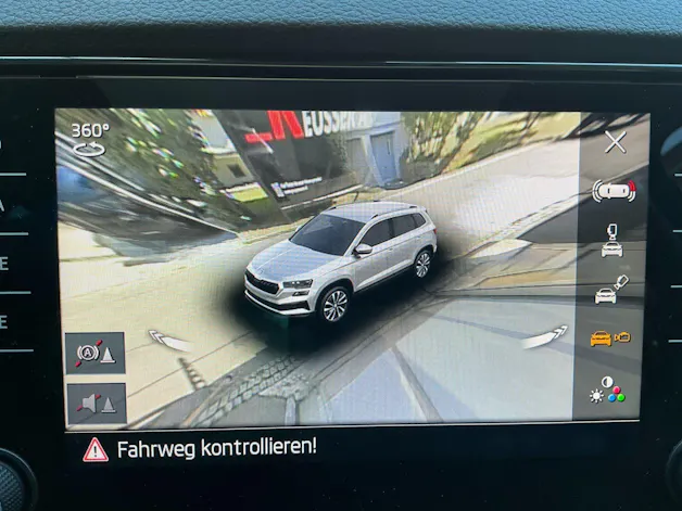 SKODA Karoq Tour 4x4 ***360° KAMERA UND PANORAMADACH ***