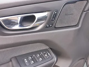 VOLVO XC60 2.0 B5 MH R-Design AWD