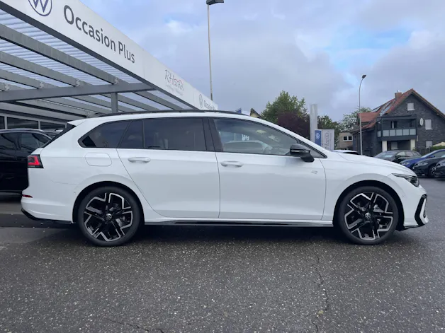 VW Golf VIII Variant 1.5 eTSI R-Line DSG