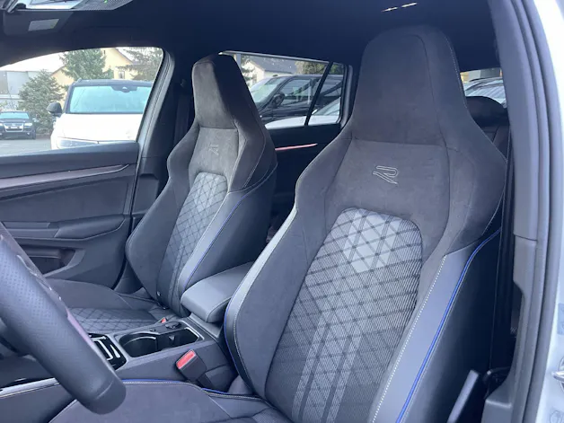 VW Golf VIII Variant 1.5 eTSI R-Line DSG